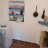 Cucina con frigo e camino